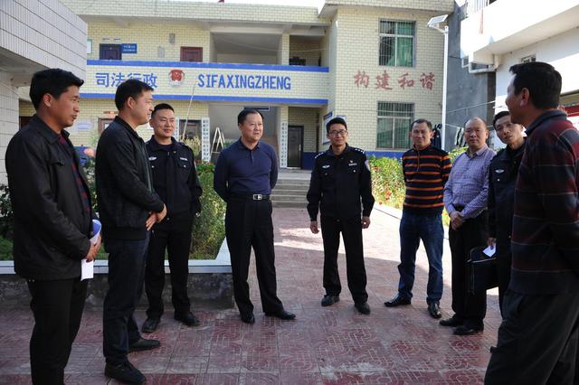 荣全看望慰问巴中公安援助凉山州民警