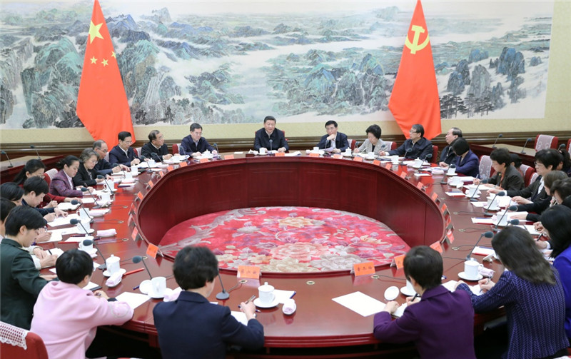 习近平：组织动员妇女走在时代前列建功立业